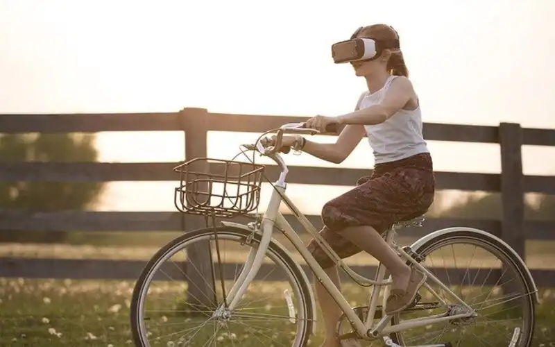 kobieta na rowerze w okularach VR