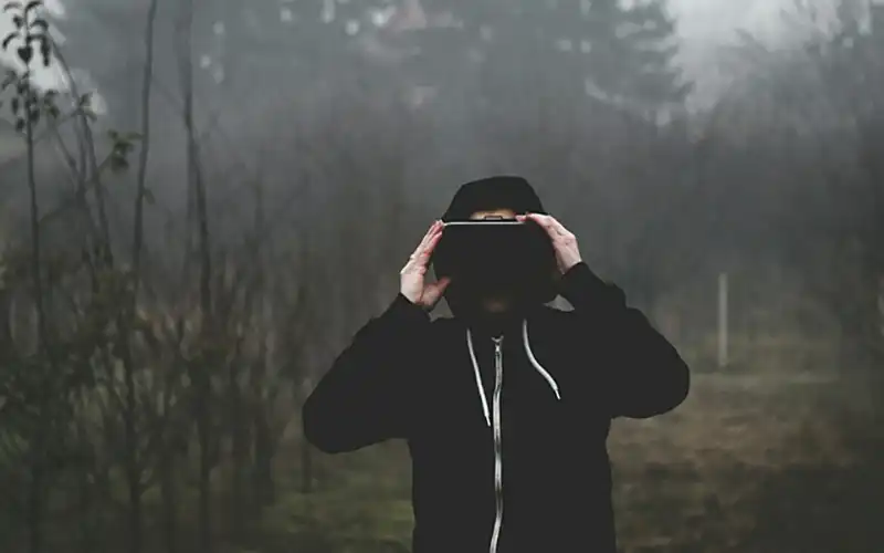 Osoba w okularach VR