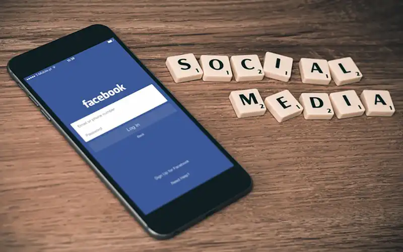 Social media telefon z ekranem z otworzoną aplikacją Facebook