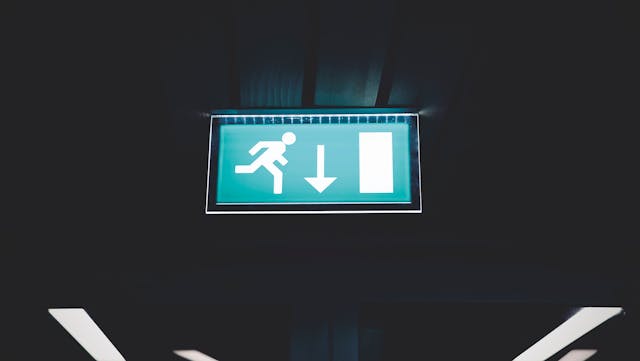 escape room tabliczka wskazująca na wyjście ewakuacyjne