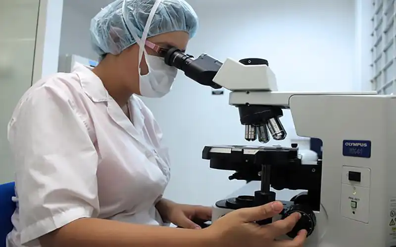 laboratorium mikroskop i naukowiec