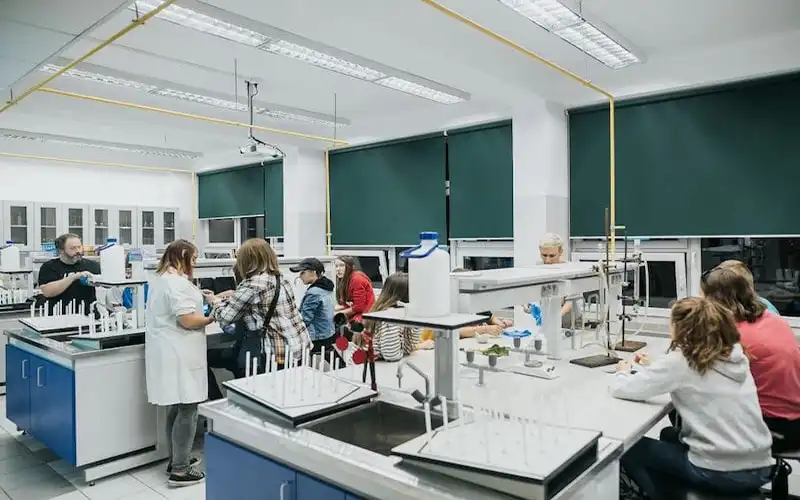 laboratorium pokazy i doświadczenia z młodzieżą