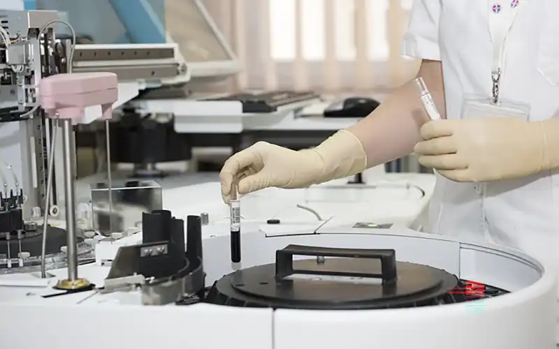 Praca nad próbką w laboratorium