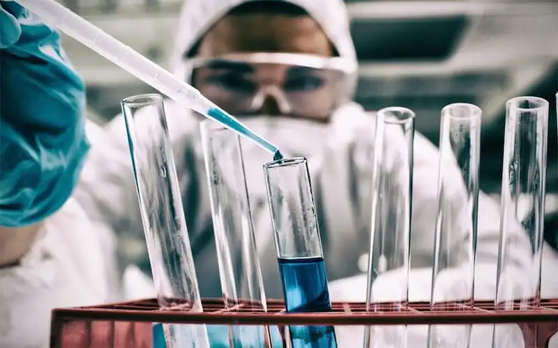mężczyzna w stroju ochronnym pracuje w laboratorium