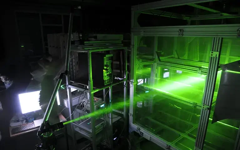 zielona wiązka lasera