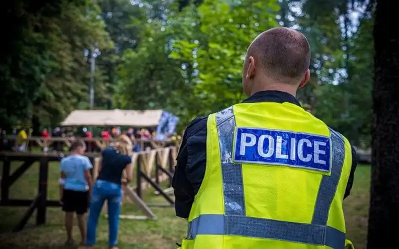 policjant obstawiający wydarzenie publiczne
