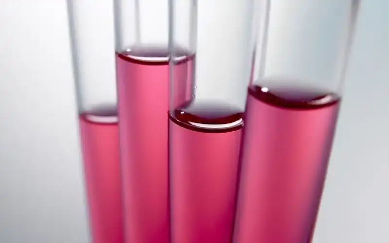 probówki w laboratorium różowa substancja