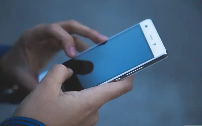 telefon smartphone w rękach użytkownika
