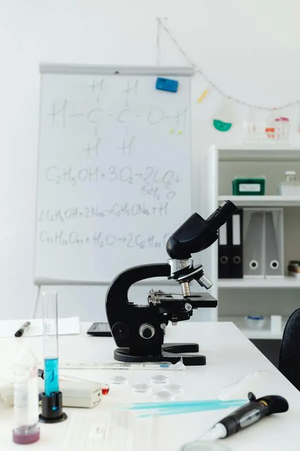 sala chemiczna z mikroskopem