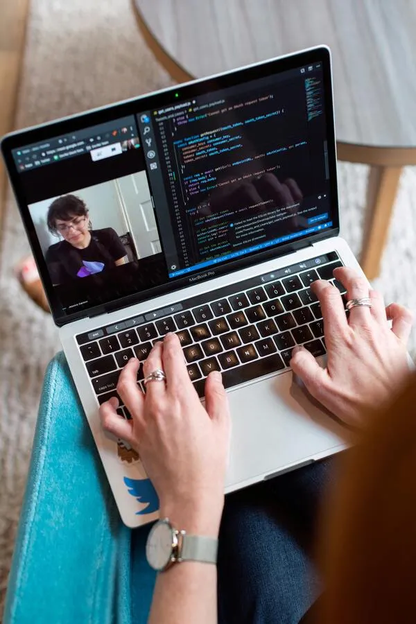 laptop z kodem programisty