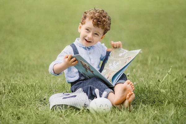 dziecko, czyta, książka, książeczka, chłopiec